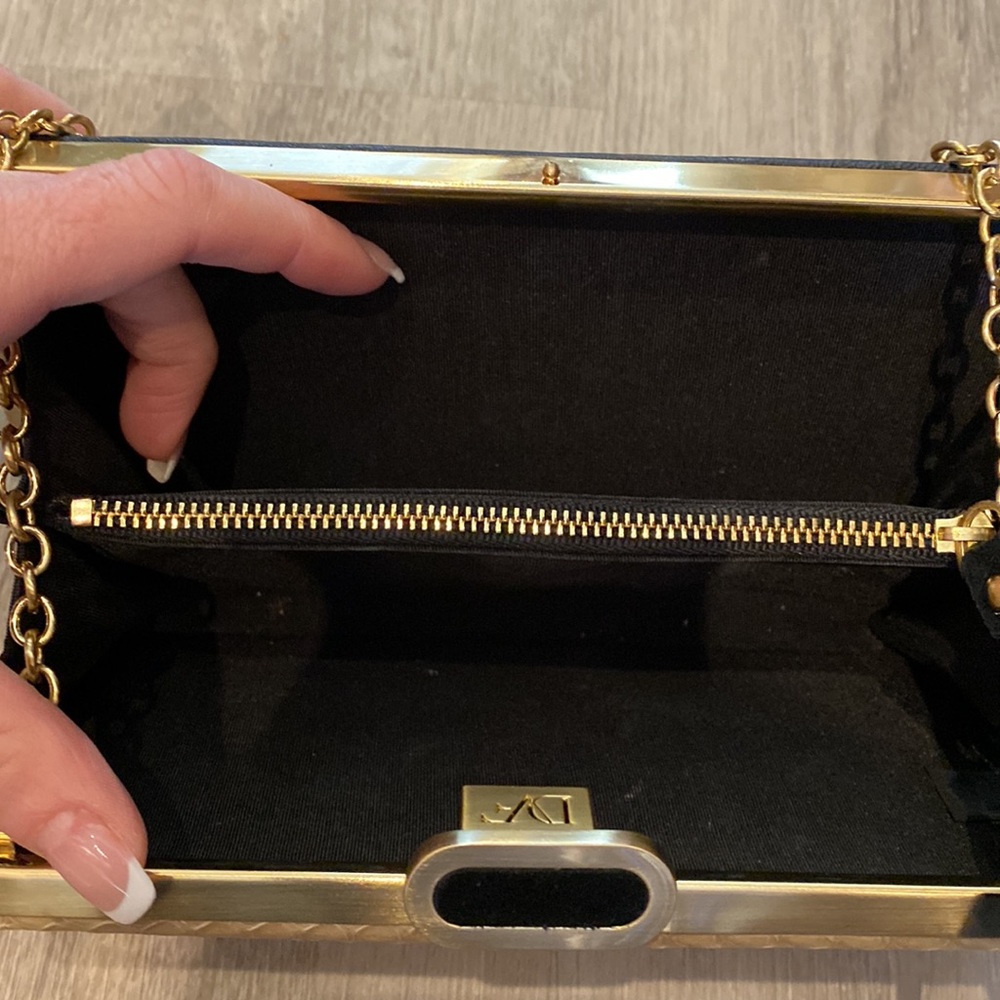 DVF tan purse w good chain that can be left to wear as a clutch - Picture 5 of 5